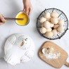 La cesta de huevos portátil es un accesorio práctico y decorativo para la cocina. Fabricada con hierro y detalles en cerámica, c