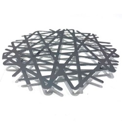 El porta caliente en metal con diseño de red es un accesorio resistente y funcional para proteger superficies del calor de ollas