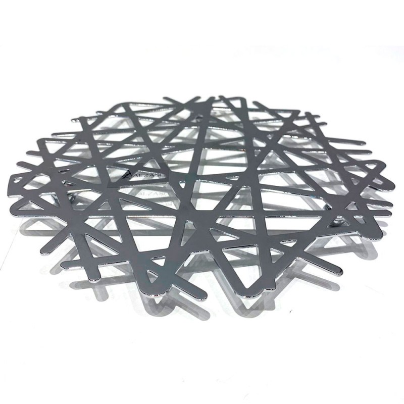 El porta caliente en metal con diseño de red es un accesorio resistente y funcional para proteger superficies del calor de ollas
