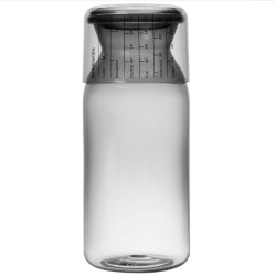 El contenedor con taza medidora de 1.3 L es una solución práctica y resistente para almacenar alimentos. Su diseño incluye una t