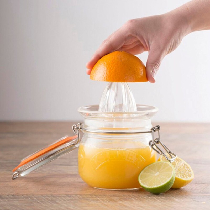 Extraer jugo de frutas cítricas es fácil con el juego de exprimidor. Solo coloca el accesorio exprimidor sobre el frasco, corta 