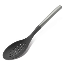 Cuchara ranurada, esta hecha de nylon y acero inoxidable, ideal para tu cocina. Su mango ergonómico y resistente ofrece un agarr