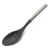 Cuchara ranurada, esta hecha de nylon y acero inoxidable, ideal para tu cocina. Su mango ergonómico y resistente ofrece un agarr