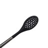 Cuchara ranurada, esta hecha de nylon y acero inoxidable, ideal para tu cocina. Su mango ergonómico y resistente ofrece un agarr