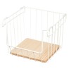 Este organizador de alambre con base de madera de acacia es la combinación perfecta de funcionalidad y estilo. Su diseño con un 