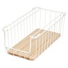 Este organizador de alambre con base de madera de acacia es la combinación perfecta de funcionalidad y estilo. Su diseño con un 