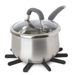 El porta calientes Fanfare combina diseño y funcionalidad para proteger tu encimera y mesa de comedor. Su estructura expandible 