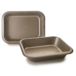 La rustidera Golden Class es ideal para cocinar carnes, aves y otros platillos al horno. Su diseño resistente y duradero permite
