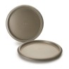 El molde de pizza Golden Class de 34 cm es ideal para hornear pizzas con una base crujiente y cocción uniforme. Su diseño resist