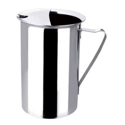 Jarra recta para agua IBILI, esta bonita y elegante jarra está fabricada en acero inoxidable.
La jarra tiene un retén en el pico
