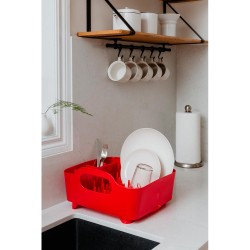 El escurridor Tub es fácil de limpiar y tiene un soporte para utensilios incorporado, un canaleta auto drenante y manijas de fác