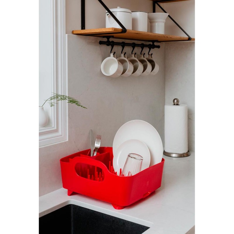 El escurridor Tub es fácil de limpiar y tiene un soporte para utensilios incorporado, un canaleta auto drenante y manijas de fác