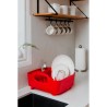 El escurridor Tub es fácil de limpiar y tiene un soporte para utensilios incorporado, un canaleta auto drenante y manijas de fác