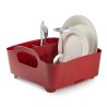 El escurridor Tub es fácil de limpiar y tiene un soporte para utensilios incorporado, un canaleta auto drenante y manijas de fác