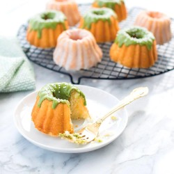 Este adorable molde bundt nordic ware en miniatura de excelente calidad es el sueño de un fabricante de postres, crea magníficas