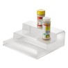 El organizador de 3 niveles linus de idesign lo ayudará a localizar los artículos de cocina más utilizados, como condimentos, es