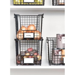 Organice su espacio con la canasta color negro apilable classico de iDesign. Construida en acero duradero, la canasta es resiste