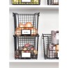 Organice su espacio con la canasta color negro apilable classico de iDesign. Construida en acero duradero, la canasta es resiste