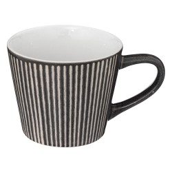 Disfruta de tu bebida favorita con estilo con esta taza de cerámica Maya Rayas en color gris de la marca Secret de Gourmet. Fabr