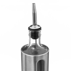 Sirve tus aderezos con estilo con esta aceitera de vidrio en color plata y transparente de la marca 5FIVE. Fabricada en vidrio y