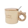Dale un toque encantador a tus mañanas con esta adorable taza de gato, acompañada de una tapa en color café.