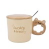 Dale un toque encantador a tus mañanas con esta adorable taza de gato, acompañada de una tapa en color café.