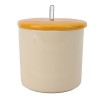 Dale un toque encantador a tus mañanas con esta adorable taza de gato, acompañada de una tapa en color amarillo