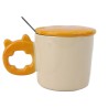 Dale un toque encantador a tus mañanas con esta adorable taza de gato, acompañada de una tapa en color amarillo