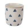 Disfruta de tus bebidas favoritas con esta taza decorada con un moderno patrón de triangulos. Perfecta para un toque único en tu