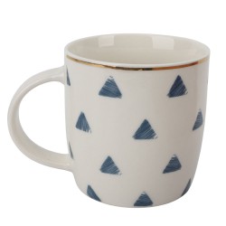 Disfruta de tus bebidas favoritas con esta taza decorada con un moderno patrón de triangulos. Perfecta para un toque único en tu