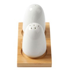 Este set de salero y pimentero es el complemento perfecto para tu mesa. Su diseño práctico y elegante con base blanca facilita s