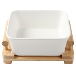 Sirve tus ensaladas favoritas con esta elegante ensaladera de diseño cuadrado, acompañada de una base blanca que realza su prese