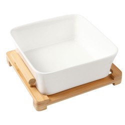Sirve tus ensaladas o platos fríos con esta ensaladera cuadrada de líneas limpias y base blanca que añade un toque de diseño a t