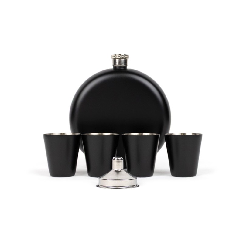 Este elegante set incluye una petaca redonda de acero inoxidable con acabado negro mate, cuatro vasos a juego y un embudo metáli