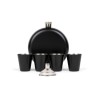 Este elegante set incluye una petaca redonda de acero inoxidable con acabado negro mate, cuatro vasos a juego y un embudo metáli