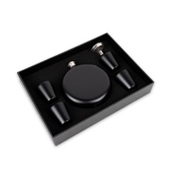 Este elegante set incluye una petaca redonda de acero inoxidable con acabado negro mate, cuatro vasos a juego y un embudo metáli