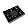 Este elegante set incluye una petaca redonda de acero inoxidable con acabado negro mate, cuatro vasos a juego y un embudo metáli