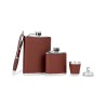 Práctico y elegante set para regalo que incluye licorera grande y mini licorera con forro en piel sintética color café, vaso met