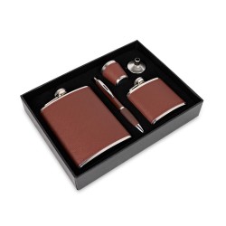 Práctico y elegante set para regalo que incluye licorera grande y mini licorera con forro en piel sintética color café, vaso met
