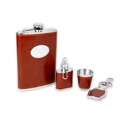 Este set incluye una petaca de acero inoxidable forrada en piel sintética café con placa metálica para grabado, un vaso a juego,
