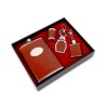 Este set incluye una petaca de acero inoxidable forrada en piel sintética café con placa metálica para grabado, un vaso a juego,