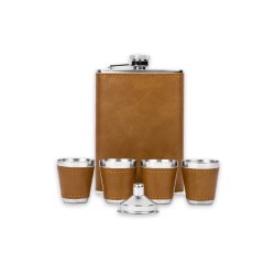 Este elegante set incluye una petaca redonda de acero inoxidable con acabado negro mate, cuatro vasos a juego y un embudo metáli
