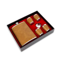 Este elegante set incluye una petaca redonda de acero inoxidable con acabado negro mate, cuatro vasos a juego y un embudo metáli