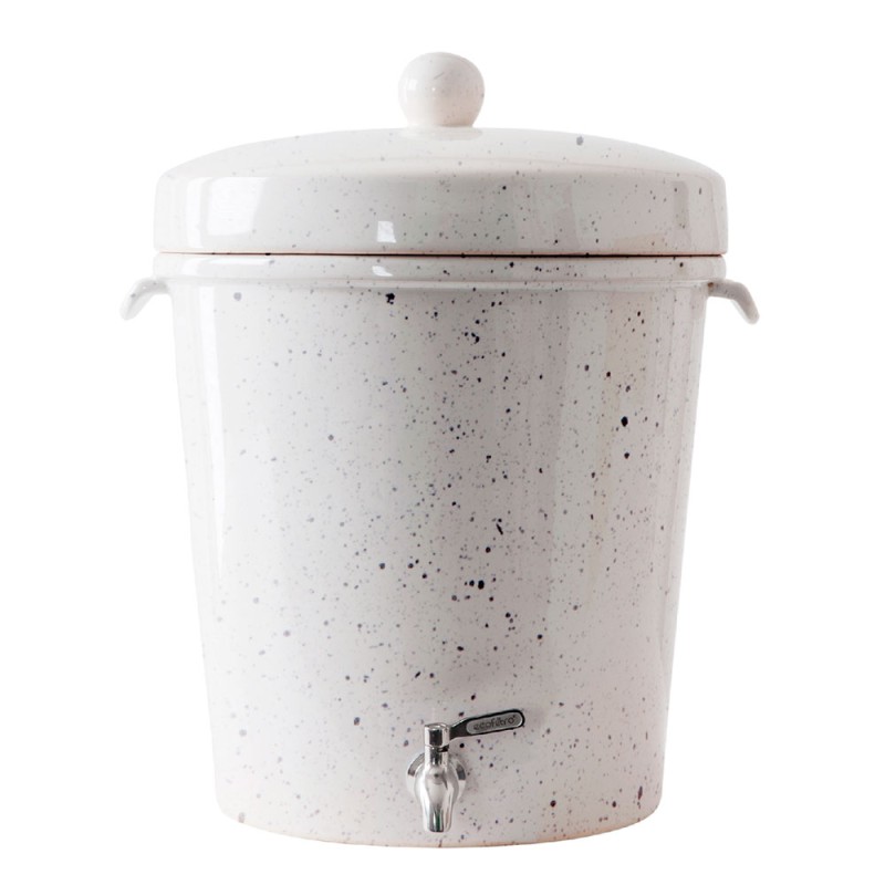 Purificador y dispensador de agua económico gris, ecológico, confiable, sencillo, socialmente responsable y estético elaborado a