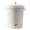 Purificador y dispensador de agua económico gris, ecológico, confiable, sencillo, socialmente responsable y estético elaborado a