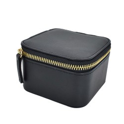 Este alhajero compacto es perfecto para quienes buscan una solución práctica y discreta para guardar sus joyas favoritas. Su dis