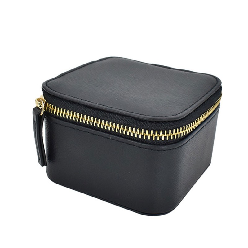 Este alhajero compacto es perfecto para quienes buscan una solución práctica y discreta para guardar sus joyas favoritas. Su dis