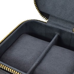 Este alhajero compacto es perfecto para quienes buscan una solución práctica y discreta para guardar sus joyas favoritas. Su dis