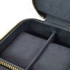Este alhajero compacto es perfecto para quienes buscan una solución práctica y discreta para guardar sus joyas favoritas. Su dis