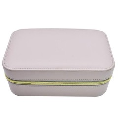 uarda tus joyas con estilo y suavidad en este elegante joyero forrado en terciopelo gris. Su interior compartimentado es ideal p